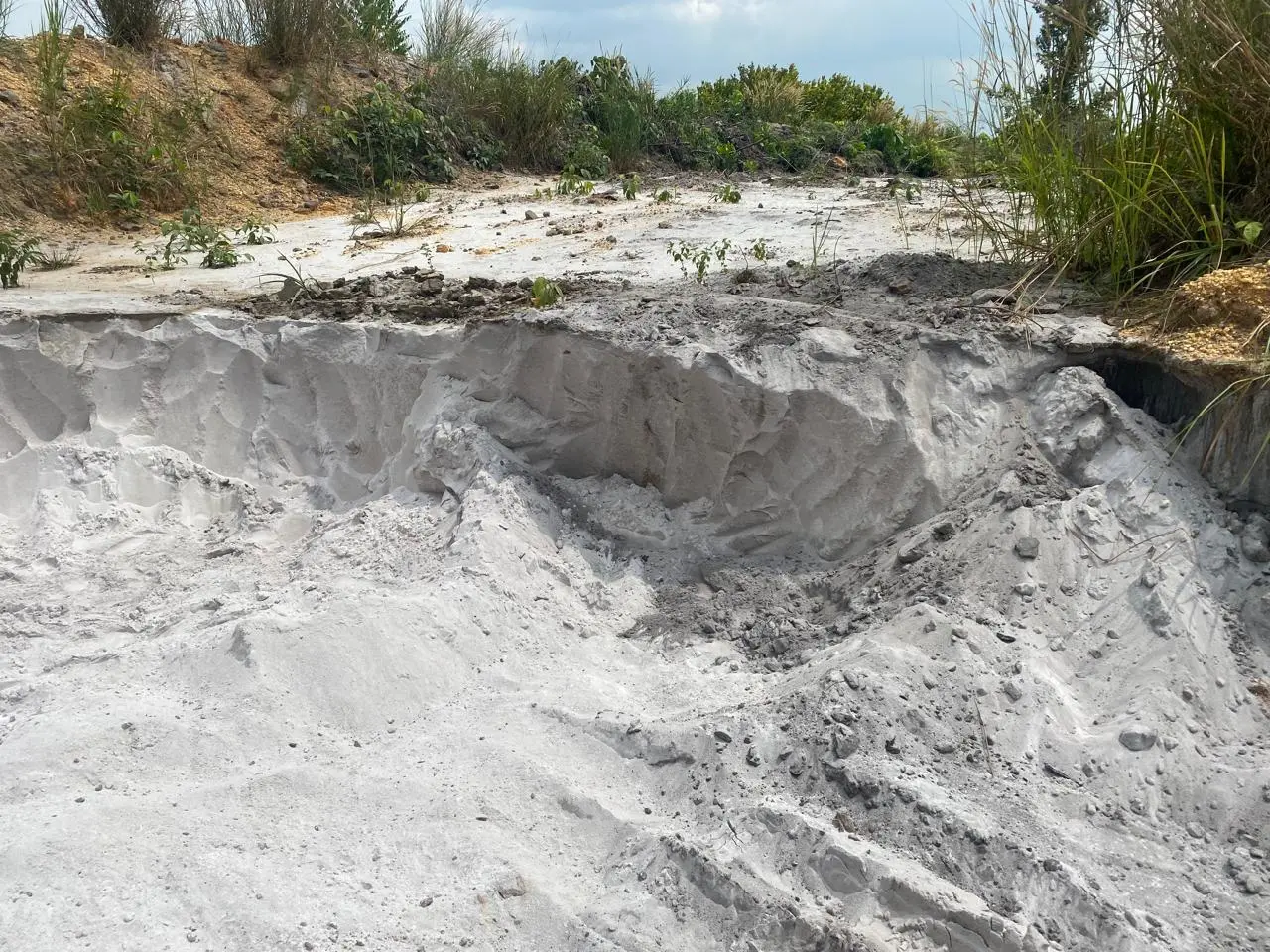 Detail lapisan material pasir silika pada sisi lahan terbuka