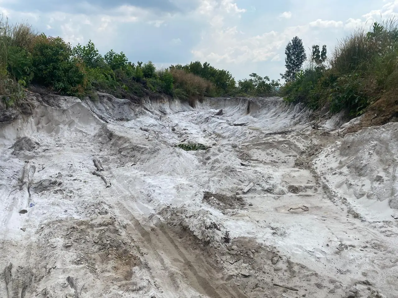 Hamparan material pasir berwarna terang di lokasi eksplorasi Desa Kedang Murung