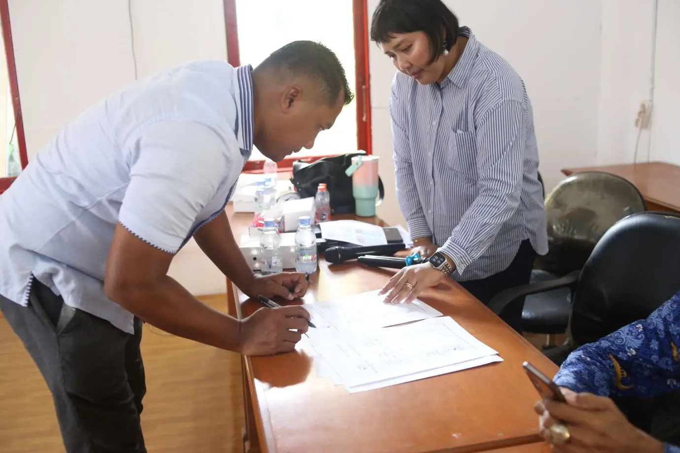 Penandatanganan dokumen pada kegiatan sosialisasi eksplorasi